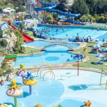 El divertido parque acuático que conquista a los chilenos con sus toboganes y piscinas: está a 30 minutos de Santiago