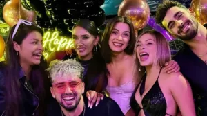 ¿Para reforzar la amistad? Captan a Constanza Capelli besando a Pamela Díaz y a ex participante de Tierra Brava