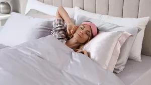 Esta es la razón de por qué una funda de almohada de seda cambiará radicalmente cómo se ve tu pelo