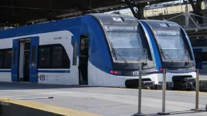 Tren más rápido de Sudamérica ya tiene fecha de lanzamiento en Chile: cuáles son los horarios, recorridos y precios de los pasajes