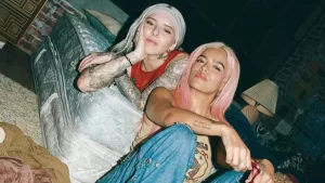 "Un abracito al cora...": Karol G responde a las duras críticas que recibió por el video de su nueva canción "Contigo"