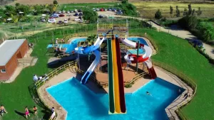 Piscinas temáticas, toboganes y mucho más: El parque acuático que te hará olvidar la ola de calor en Chile