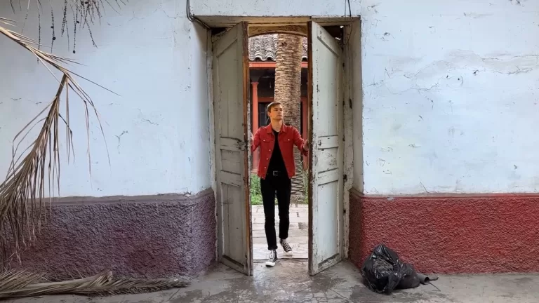 YouTuber muestra las casas más antiguas de Santiago de Chile e impacta al descubrir cómo son por dentro: "Muros de adobe y tejas de greda"