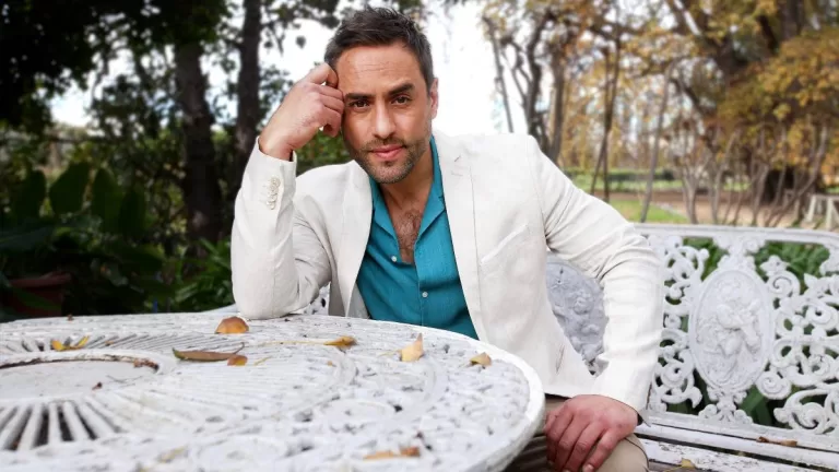 Álvaro Gómez sorprende al revelar cuánto ha crecido su hijo: el actor fue padre en 2023 junto a su pareja 14 años menor