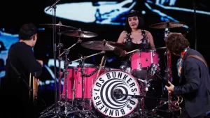 El emotivo agradecimiento en vivo de Los Bunkers a Cancamusa, la baterista que los acompañó en el Festival de Viña 2024