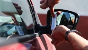 Ley de Grabado de Patente 2024: ¿Cuál es el plazo máximo para marcar los vidrios y espejos de los vehículo?