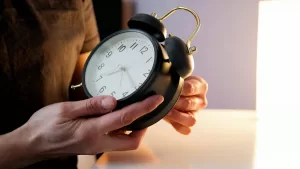 Cambio de hora en Chile 2024: Cuándo es, hay que adelantar o retrasar el reloj y consejos para adaptarnos al horario de invierno