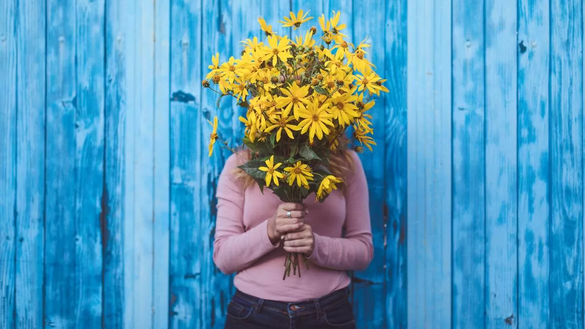 ¿Por qué se regalan flores amarillas cada 21 de marzo? Este es el origen de la tendencia