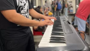 El potente descargo del padre de niño con trastorno del espectro autista sobre el Metro de Santiago que dividió a los internautas