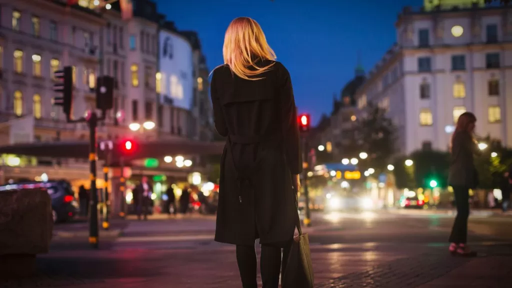 Clave Ipsos Mujer Caminando De Noche