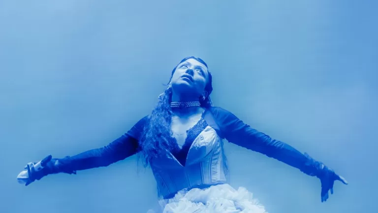 Subió a fanáticos al escenario y hubo propuesta de matrimonio: Así se vivió el concierto de Mon Laferte en Chile