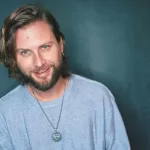 ¡Es oficial! Jean Philippe Cretton comparte romántica postal con su nueva pareja 14 años menor