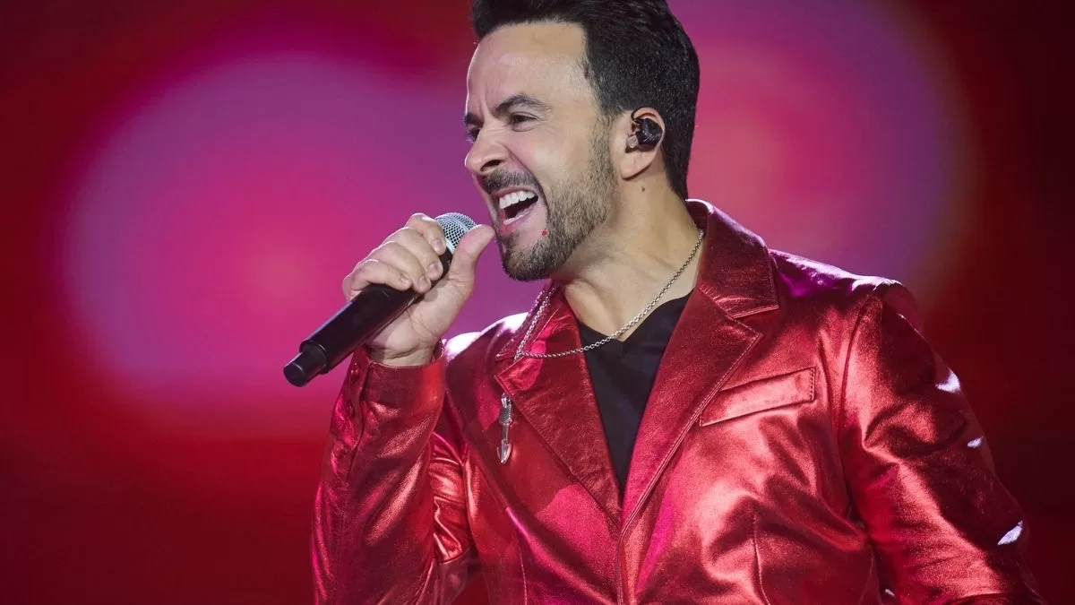 ¡Es imposible que te quieran como nosotras! Luis Fonsi llega a Chile y causa furor entre sus fanáticas