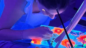 El innovador panorama en Providencia que te permitirá explorar tu lado artístico con una copa de vino en mano