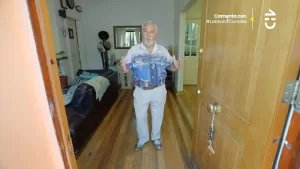 "Son energía pura": Estos son los llamativos objetos que tiene el peluquero chileno Mario Mezza en su casa