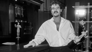 El actor chileno Pedro Pascal y Dakota Johnson fueron fotografiados mientras grababan su nueva película Materialist