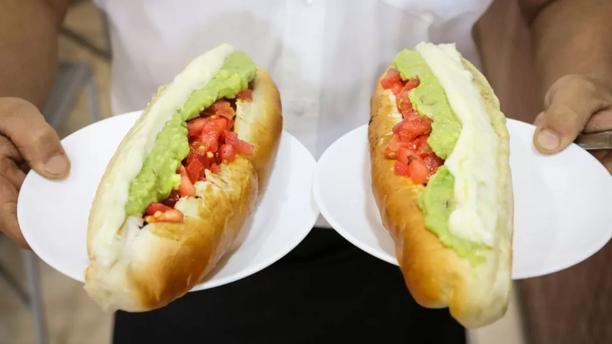 Conoce la verdadera historia detrás de los famosos "completos mojados" de Talca