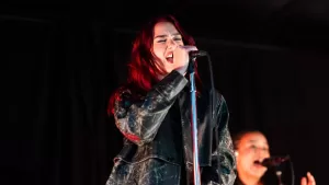 ¡A lo Shakira! Dua Lipa se presentó gratis en Times Square y sus fanáticos enloquecieron