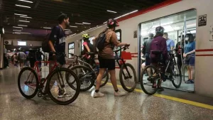 Metro de Santiago agrega un día para que ingreses al transporte con tu bicicleta: ¿Cuándo podrás usar este servicio?