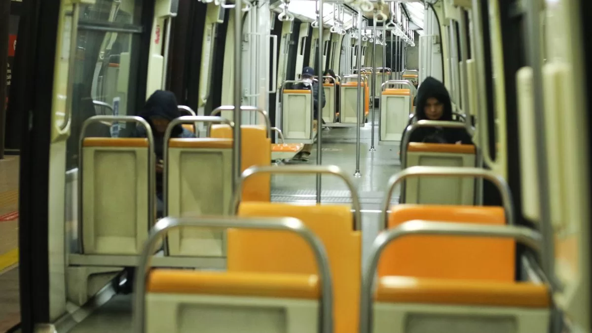 El detalle de los asientos del Metro de Santiago que generó debate en TikTok: “No lo pienso discutir con nadie”