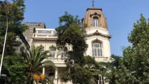 El maravilloso palacio hindú escondido en el centro de la ciudad de Santiago y que puedes visitar por menos de 15 mil pesos
