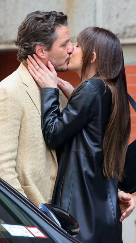 Pedro Pascal Y Dakota Johnson (1)