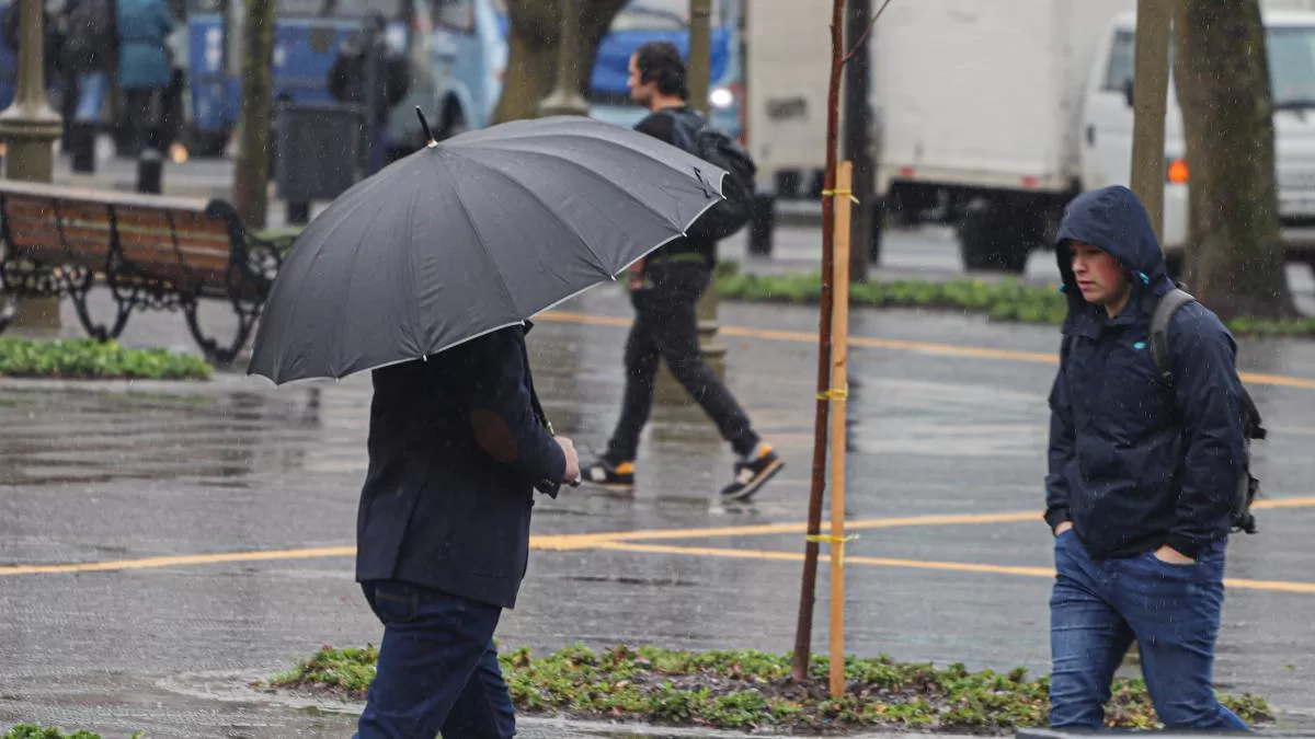 Sistema frontal en Chile: Estos son los días en que llegará la lluvia y nieve a cinco regiones del país