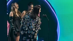 Aseguran que reconocida cantante internacional se habría casado en secreto: Su pareja tiene 30 años menos que ella