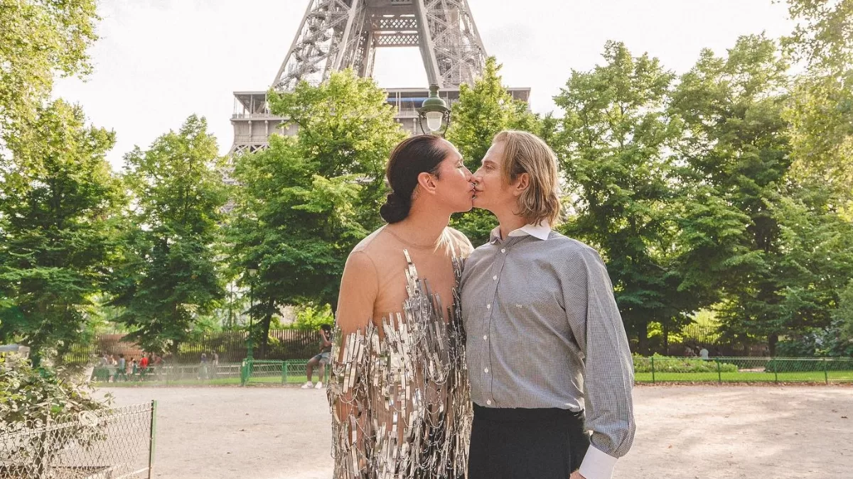 Conocido famoso chileno habría retomado su relación con pareja 27 años mayor: "donde hubo fuego..."