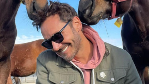 Benjamín Vicuña es fotografiado junto a su nueva pareja en comprometedora escena romántica 