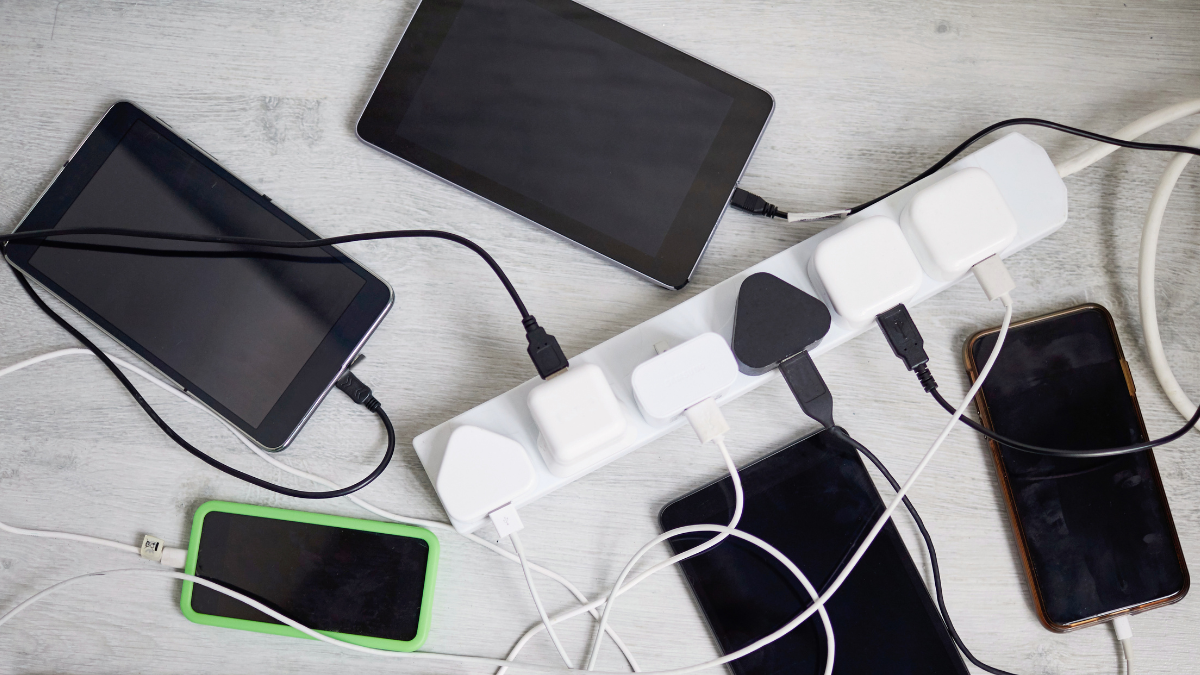 Alza de la luz: Estos son los "gastos fantasma" que pueden disparar tu cuenta de energía