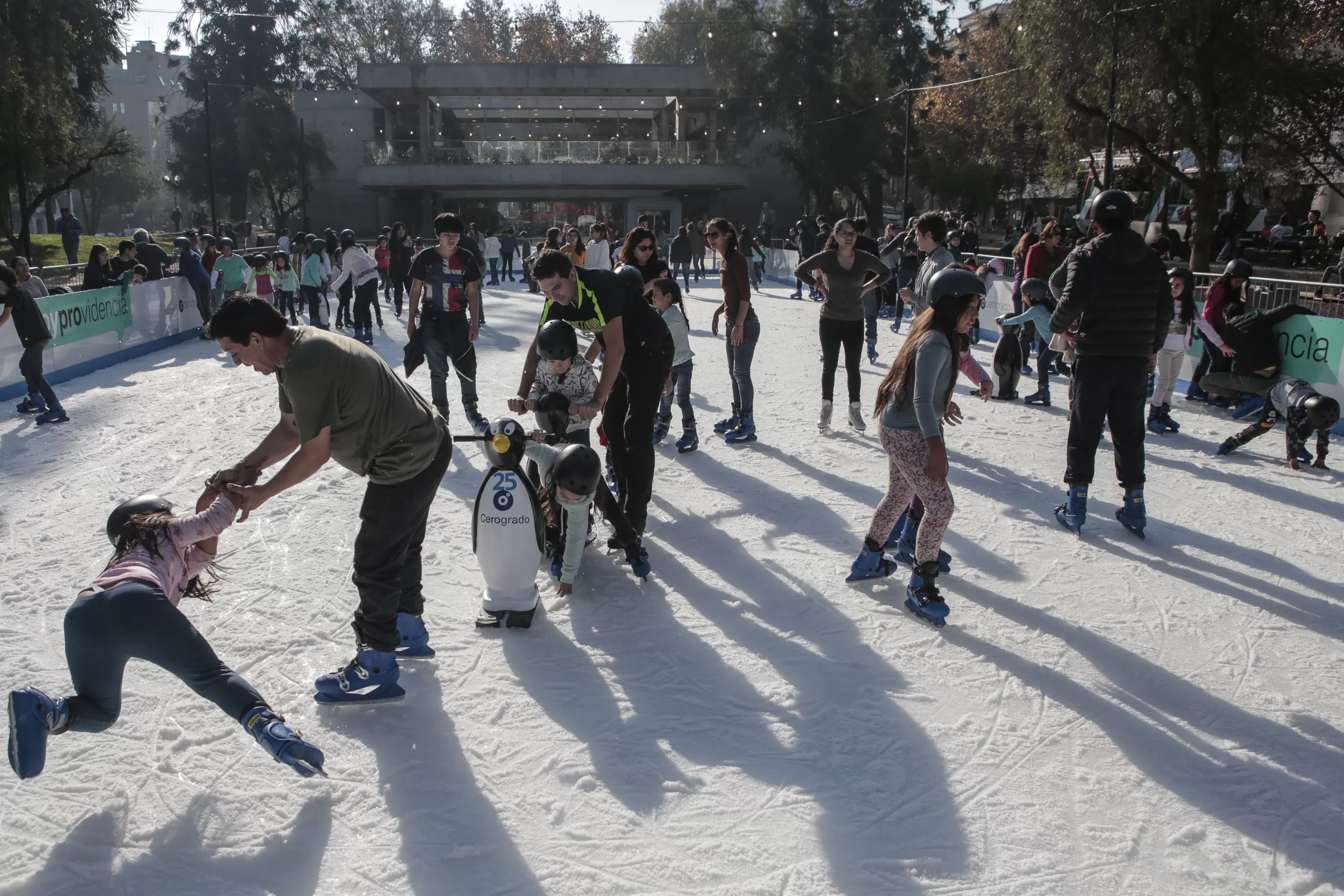 Providencia Inaugura Pista De Patinaje Sobre Hielo Al Aire Libre En El Parque Bustamante