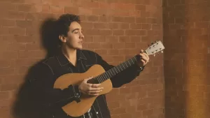 CLEMENTE: El artista revelación chileno que estará interpretando sus mejores éxitos en Club Chocolate