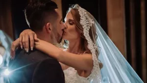 Aseguran que famoso futbolista chileno le habría pedido el divorcio a popular modelo: ella hizo millonaria petición