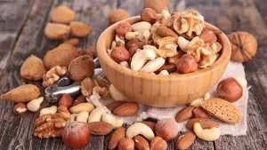 ¡Ni almendras ni nueces! Este es el fruto seco que debes comer todos los días para lucir una piel sana, según expertos