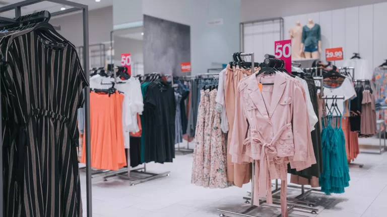 Reconocida multitienda sorprende al anunciar el cierre de tres de sus sucursales en Chile: ¿Dónde quedan y cuáles son los motivos?