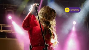 Reconocida cantante chilena revela cómo conoció a su actual pareja: es su manager y productor musical