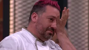 ¿Qué le pasó? Graban a Álex Ortiz llorando en pleno capítulo de Top Chef VIP y este fue el motivo