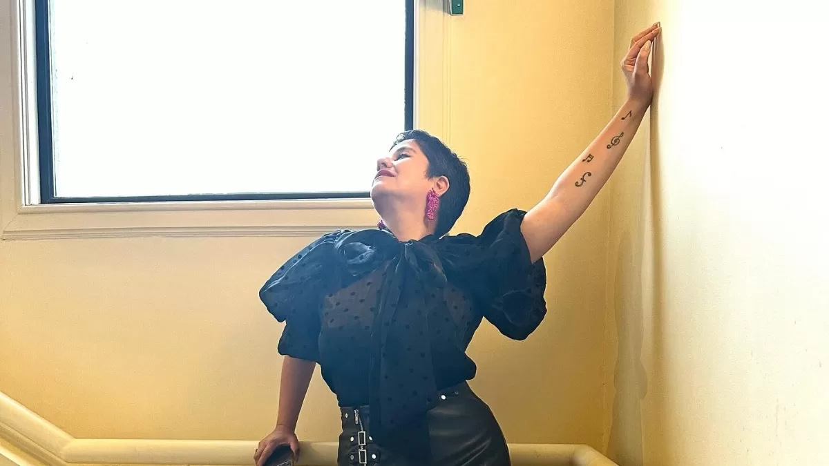 "Me obsesioné con bajar de peso, tuve bulimia": Querida cantante chilena revela impactantes detalles de su paso por el programa "Rojo"