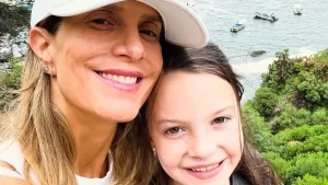 Diana Bolocco arma su árbol de Navidad junto a su hija y recibe duras críticas por este motivo: "En buena onda..."