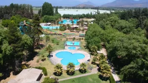 Toboganes, piscina con jacuzzi y hasta un hipopótamo: El increíble parque acuático que todos quieren visitar y está a 45 minutos de Santiago