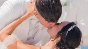 Famosa modelo revela que espera su primer hijo con su hermanastro tras su polémico matrimonio