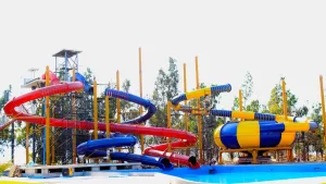 Está a 35 minutos de Santiago e incluye toboganes y una piscina con olas : El parque acuático que puedes visitar por menos de $10.000