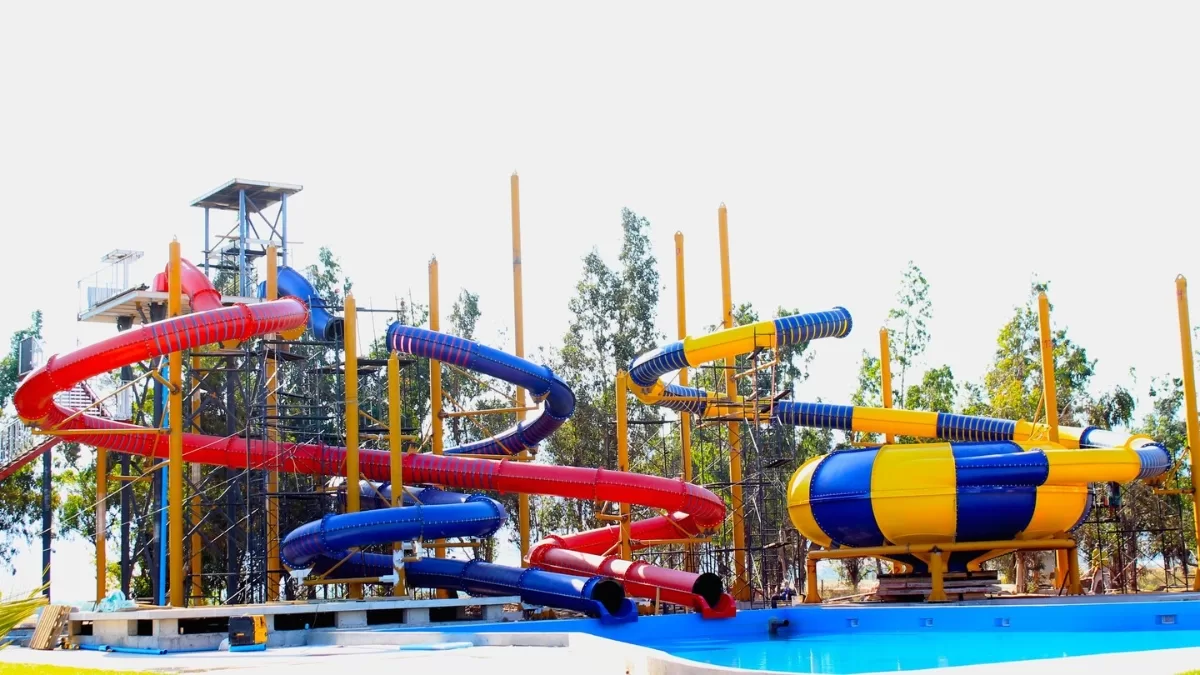 Está a 35 minutos de Santiago e incluye toboganes y una piscina con olas : El parque acuático que puedes visitar por menos de $10.000