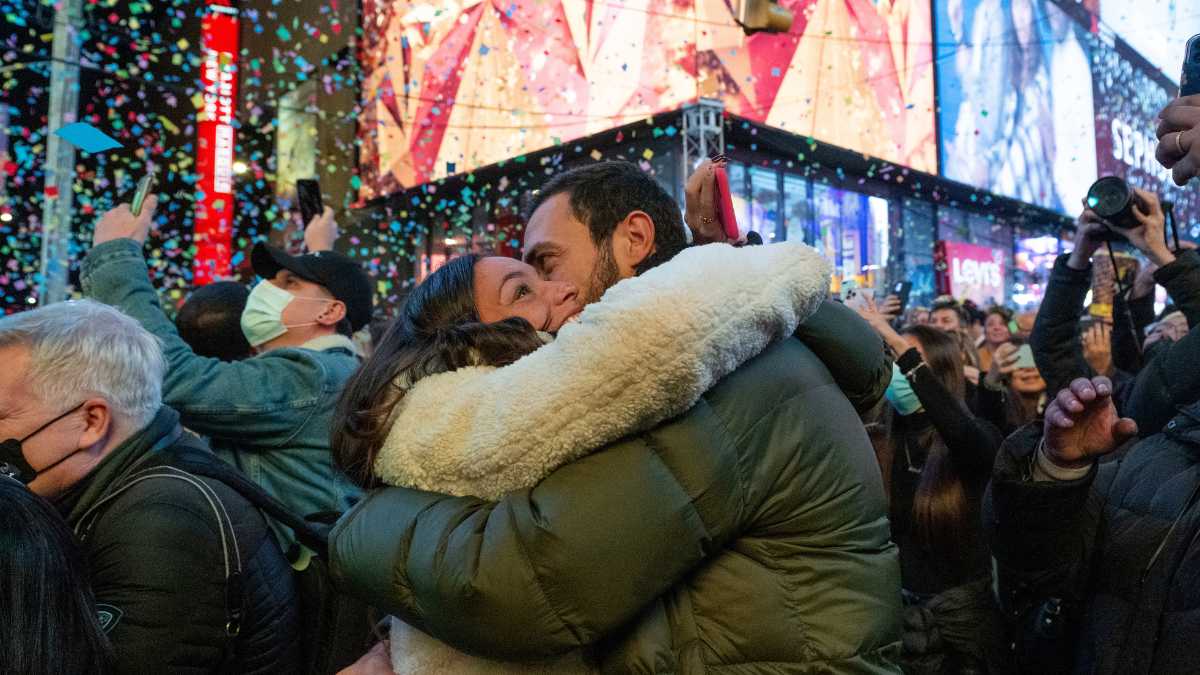 ¿Hasta cuándo es correcto dar el abrazo de "Feliz Año Nuevo", según el protocolo?