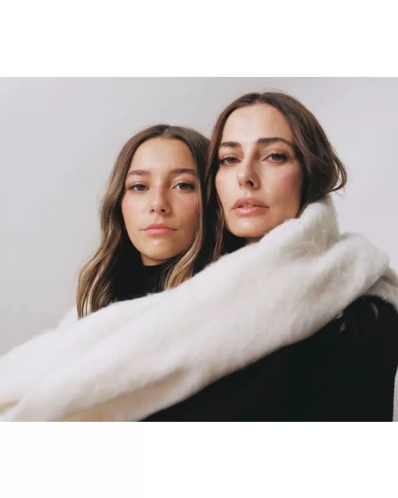 Javiera Díaz De Valdés junto a su hija