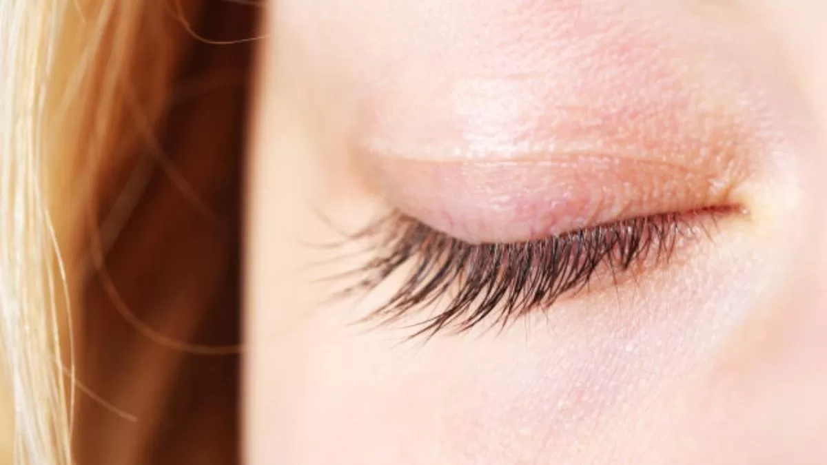 Qué significa cuando una persona parpadea mucho mientras habla, según la psicología