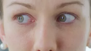 Qué significa cuando una persona habla y desvía la mirada, según la psicología