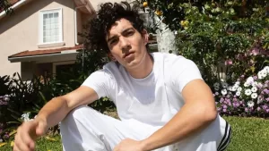 Importante actor de serie de Netflix se une al jurado del Festival de Viña del Mar