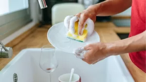 El error que todos cometen en la cocina: Este es el motivo de por qué debes dejar de usar esponja para lavar la loza